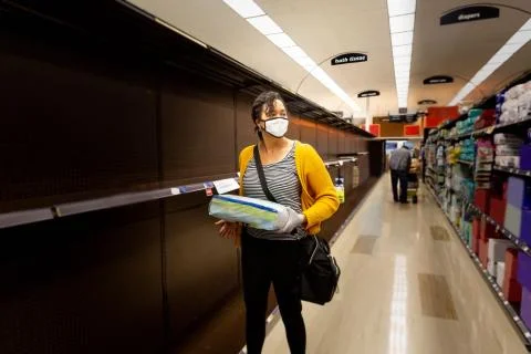 Facing Shortages While Shopping During an Epidemic for Toilet Paper and Supplies Foto stock
