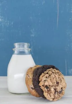 Facing a Stack of Cookies Leaning Against Milk Foto stock