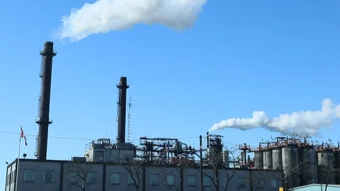 Factory Air Polluting White Smoke into Blue Sky Oil Refinery Factory Vídeos de archivo 126980137