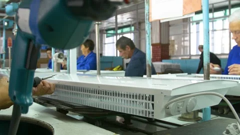Factory assembly line assembly of electric heaters by hand. 스톡 동영상 277339992