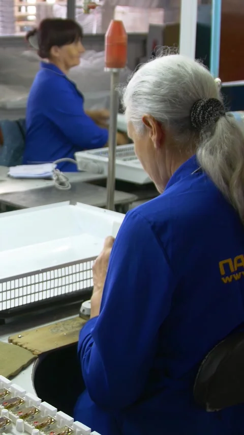 Factory assembly line assembly of electric heaters by hand. Vertical video. Video stock 277382644