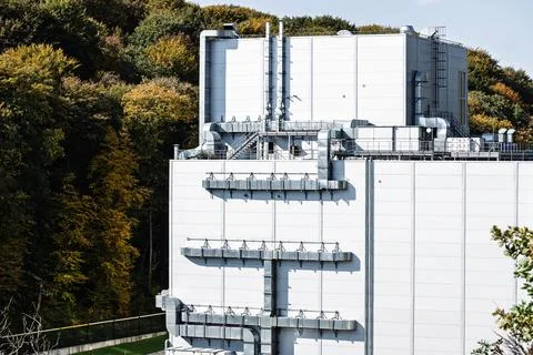Factory building white panel facade with external pipe lines construction ind Fotos de archivo