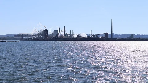 Factory Emissions on Edge of Lake Polluting Air and Water Global Warming Vidéo 126980056