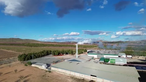 Factory emites smoke pollution contamination in Spain Vídeos de archivo 265944922