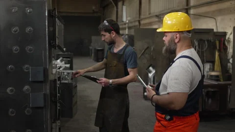 Factory engineer and supervisor discussing industrial machinery Vídeo Stock 334723371