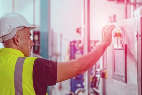 Factory engineer staff pressing Emergency Stop Switch machine  malfunctioni.. Foto stock