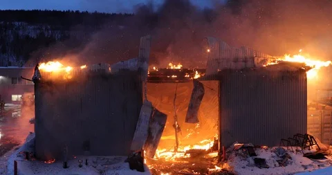 Factory fire with intense flame Vídeos de archivo 104780848