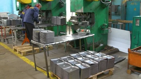 Factory hydraulic press. Stamping of sheet steel parts on a hydraulic press. 库存影片 276962880