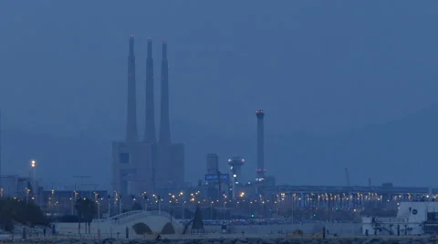 Factory with Imposing Chimneys Vídeos de archivo 60742346