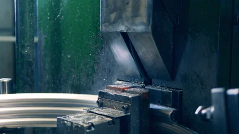Factory machine is cutting a metal wheel rim Vídeo Stock 146637365