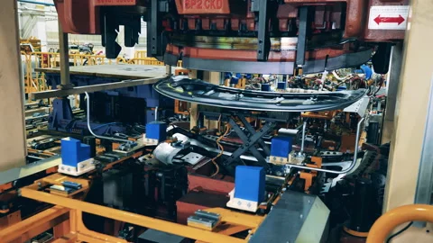 Factory machine is lifting and lowering an automotive hood Vídeo Stock 146513555