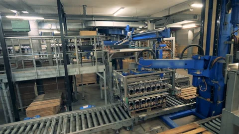 Factory machine moves packed bottles, close up. Video stock 98531884