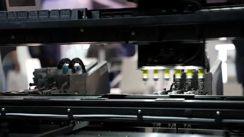 Factory machine at work the circuit board is assembled using an automated Vídeo Stock 152613511