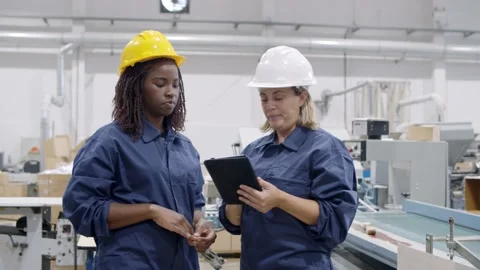 Factory mentor training intern Stock Footage 147499586