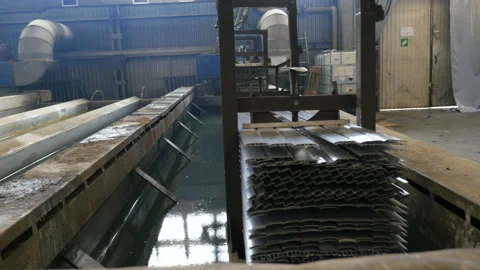 The factory metal handle in liquid Vidéo 104195165