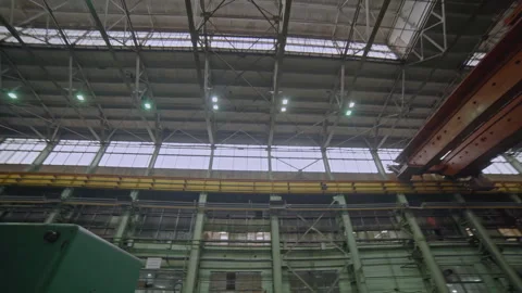 Factory premises with workers. Stock clip. Huge barn with industrial machinery Vídeo Stock 278447736