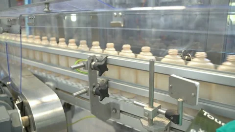 Factory production line, the new plastic bottles on the conveyor Vidéo 154030954