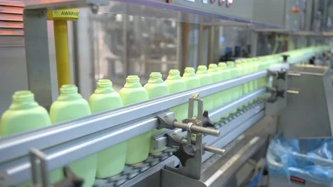 Factory production line, the new plastic bottles on the conveyor 스톡 동영상 154031346
