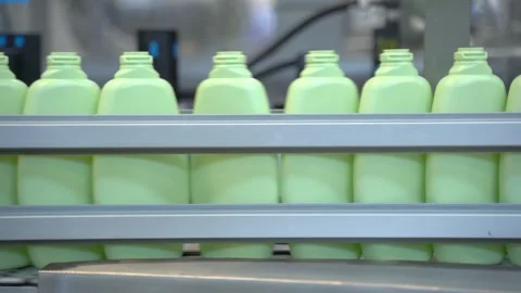 Factory production line, the new plastic bottles on the conveyor Vidéo 154031647