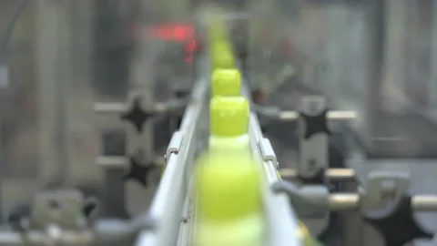 Factory production line, the new plastic bottles on the conveyor Vidéo 154032129