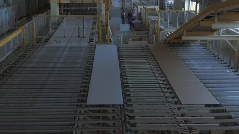 Factory production line. A worker works in a factory. Drywall production. Vídeos de archivo 123063312