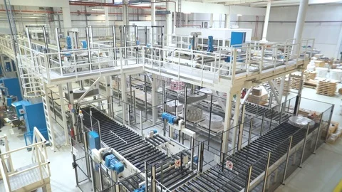 The factory production of packaging paper. 動画素材 105343904