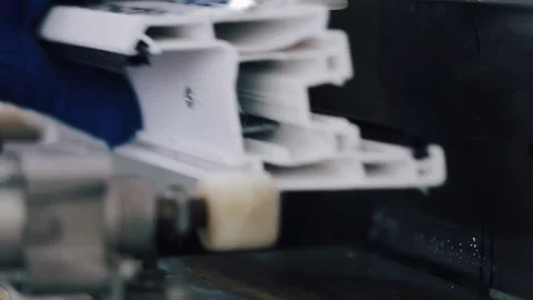 Factory for PVC windows and doors production. Workers in workshop. Vidéo 129366617