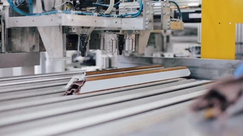 Factory for PVC windows and doors production. Workers in workshop. Vídeo Stock 129383593