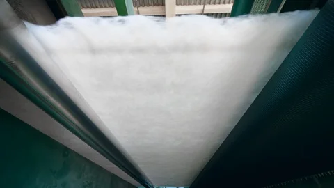 Factory rollers press white polyester batting into a thin layer. 库存影片 107911865