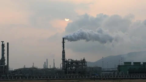 Factory smoke stack in Oil and gas refinery at sunset Video stock 95237776