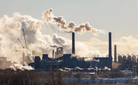 A factory is spewing smoke into the sky Stock-Fotos