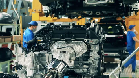 Factory unit and employees working with car's engine. Vídeo Stock 146512634