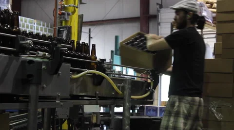 Factory Worker at Bottling Plant 库存影片 52180601