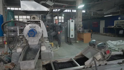 Factory worker checking the production process of compound plastic material Vídeo Stock 276319840