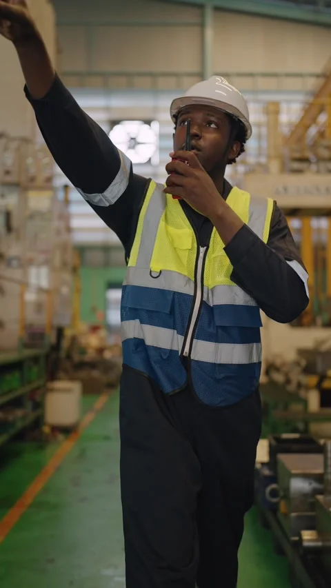 Factory Worker Directing Operations 库存影片 336316068
