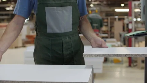Factory worker inspects MDF wood parts Mittel Dichte Fazerplatte Video stock 127682149