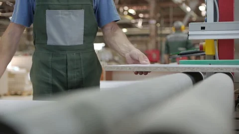 Factory worker inspects MDF wood parts Mittel Dichte Fazerplatte Video stock 127682239