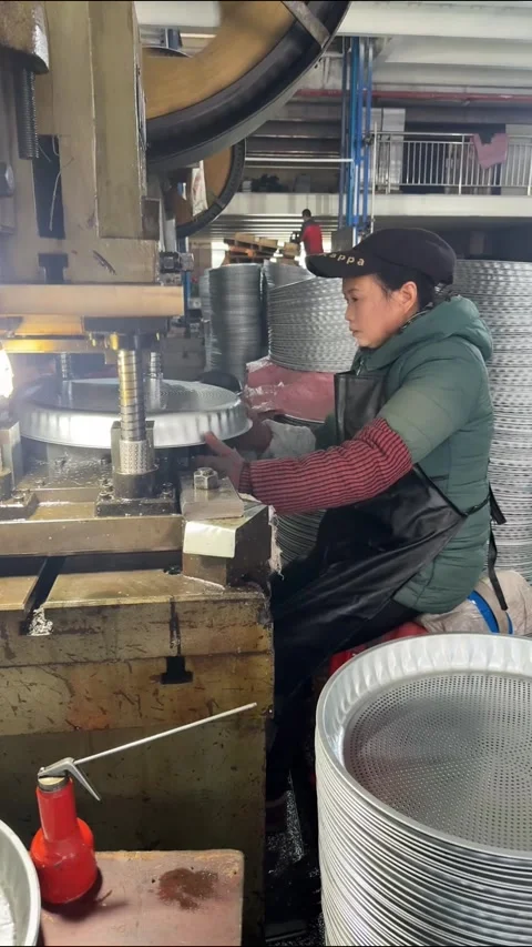 Factory worker making metal basins in Guangdong Vídeos de archivo 325687885
