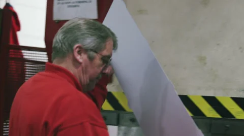 Factory worker operating machinery Vídeos de archivo 32934175