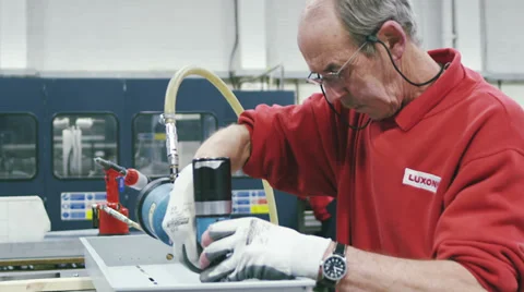 Factory worker operating machinery Vídeo Stock 32934233