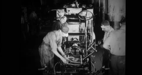 Factory worker placing transmission Stock Footage 43396816