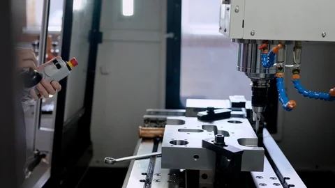 Factory worker is programming a CNC milling machine. 库存影片 94715051