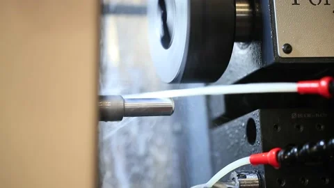 Factory worker is programming a CNC milling machine with a tablet computer, 库存影片 147874583