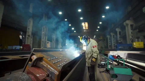 Factory Worker in Protective Mask Solders Metal Structure at Metallurgical Plant Vídeo Stock 223385667