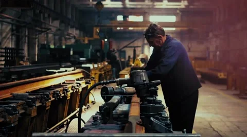 Factory worker welding the metal 库存影片 67265921