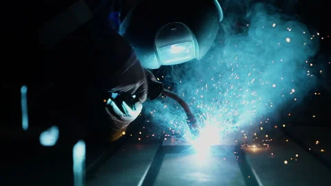 Factory Worker welding in slow motion 스톡 동영상 182409024
