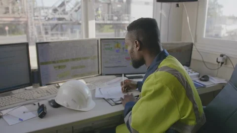 Factory worker writing down notes 스톡 동영상 114354463