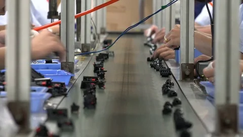 Factory workers assemble electronic parts in Shenzhen, China Vídeos de archivo 71491307