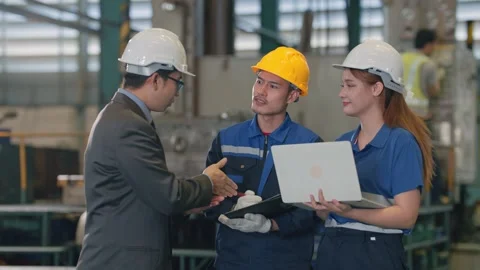 Factory workers discuss plans with a visiting manager Vídeos de archivo 345135547
