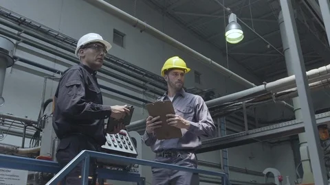 Factory workers discussing with each other in factory Video stock 106322314